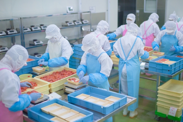 食品工場の厨房に水系硬質ウレタンの塗床を施工した様子
